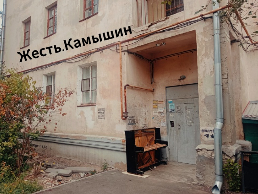 В Камышине жители «не могут донести» дальше собственного подъезда ненужную мебель