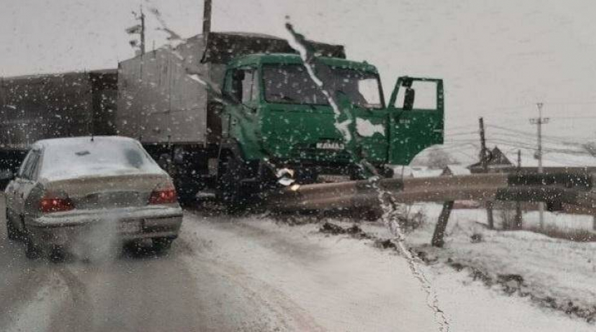 Из-за снегопада на трассах Волгоградской области начались ДТП (ВИДЕО)
