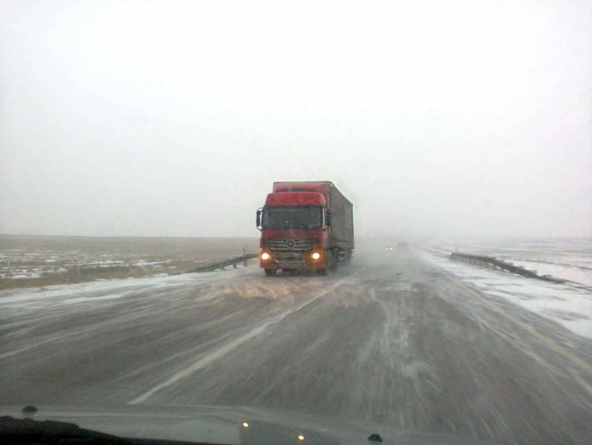 ГИБДД Волгоградской области предупредила водителей о трассах, которые сегодня вечером покроются ледяной коркой