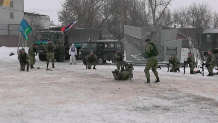 Видео показательных выступлений камышинских десантников в Ряжске под Рязанью набирает просмотры в сети