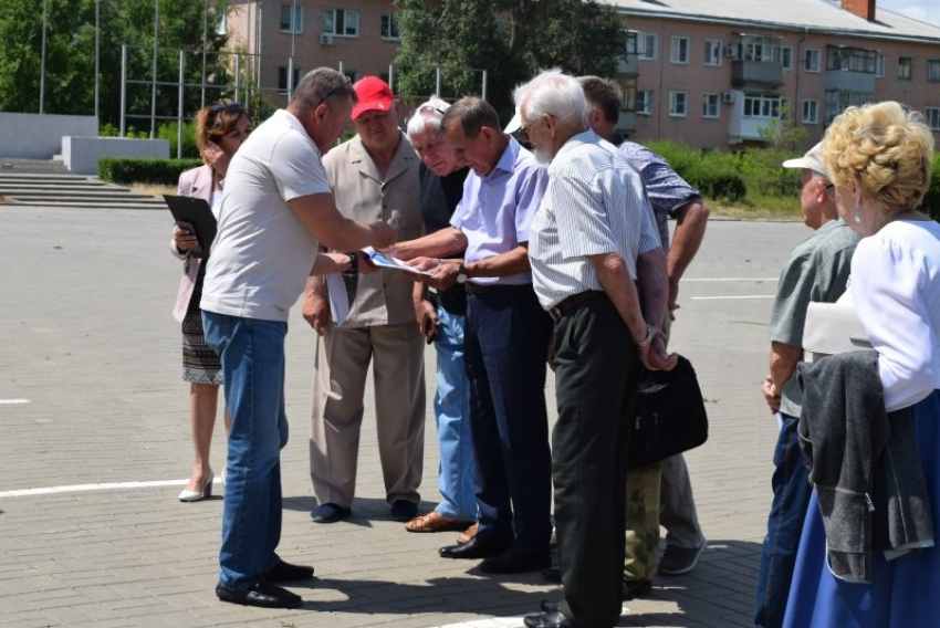 Презентовать общественности эскиз новой стелы на главной площади Камышина городская администрация отправила главного архитектора Дмитрия Вайриха
