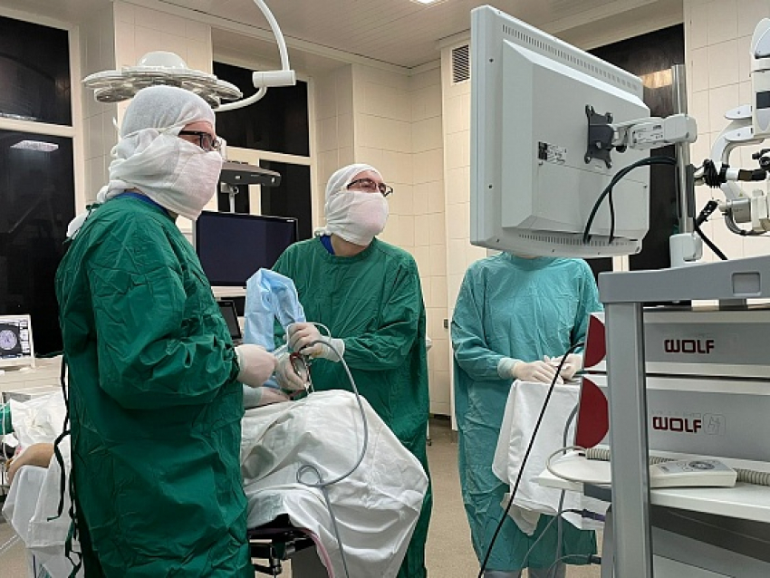 В Волгограде врачи с помощью нового оборудования осваивают малотравматичные операции