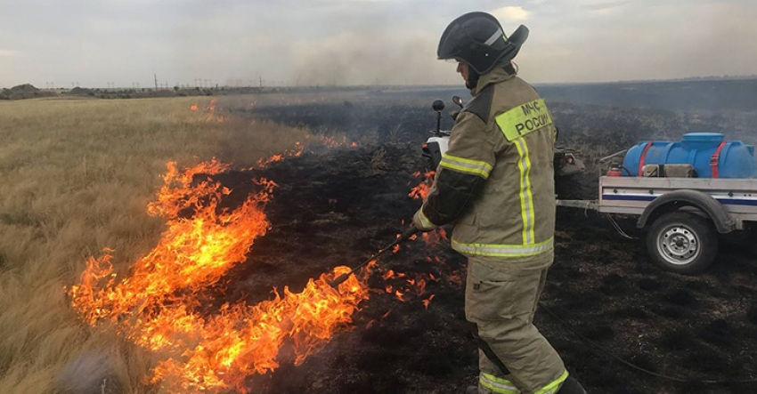 Недалеко от границы Камышинского района пожарные борются с огнем в степи на квадроциклах (ВИДЕО)