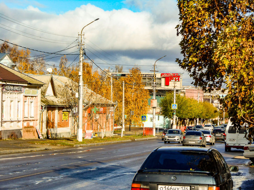 Власти Камышина объявили, какие две дороги они всплошную покроют новым асфальтом в следующем году