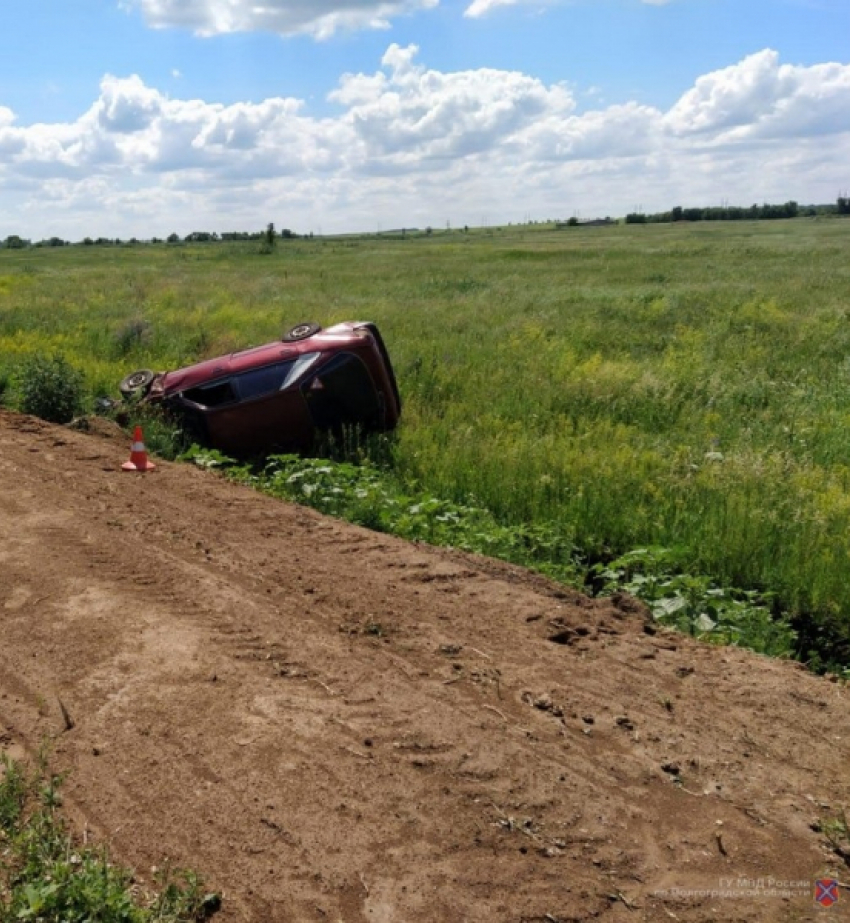 В Котовском районе на пустой проселочной дороге водитель улетел в кювет и скончался на месте