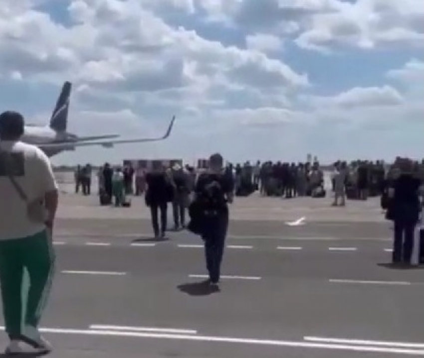 Толпы людей вышли на площадку перед самолетами: эвакуация в аэропорту Волгограда, - «Блокнот Волгограда» (ВИДЕО)