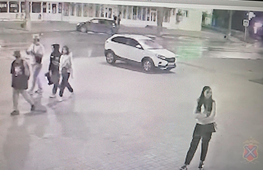 Полиция просит помощи в установлении личности граждан - фигурантов инцидента с избиением металлической тростью у ДК «Текстильщик» в Камышине (ВИДЕО)