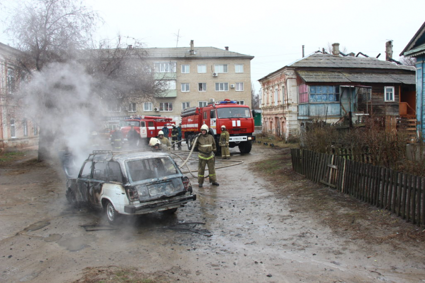 В Камышине у администрации города пожарным пришлось тушить полыхнувший автомобиль с водителем внутри