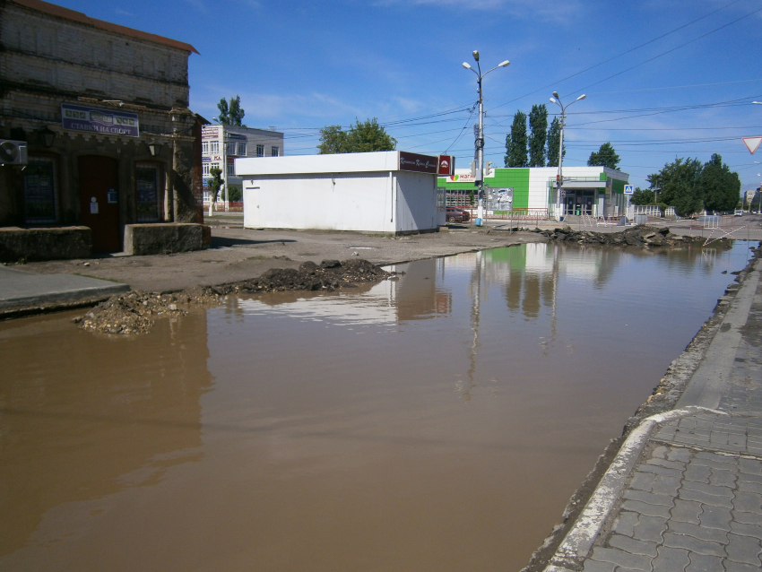 В Камышине в районе бухты после дождей разлилось непроходимое море: что с ливневками?