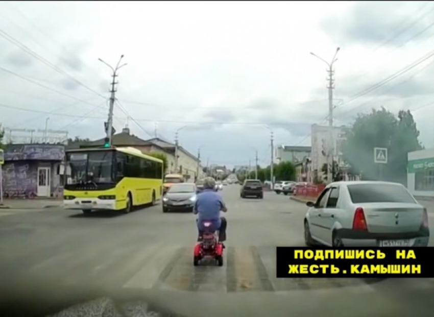 Камышане улыбаются в соцсетях: в городе появился новый вид транспорта - «табуретка» (ВИДЕО)