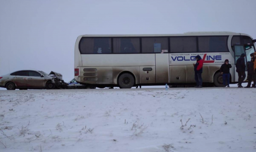 На «федералке» 23-летний таксист влетел с полным салоном под автобус «МАН"