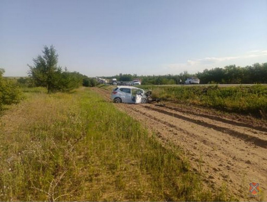 В страшном тройном лобовом ДТП на трассе в Камышинском районе у автомобиля вырвало двигатель