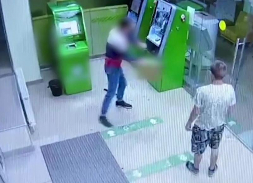Двое парней взломали банкомат Сбербанка стулом