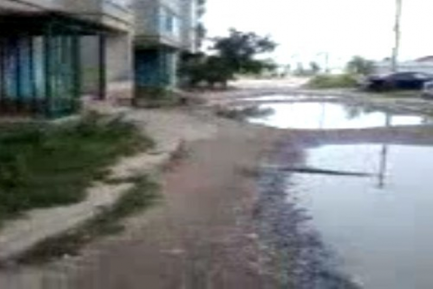 В городе Петров Вал Камышинского района заасфальтировали улицу, по которой жители «плавали» два года