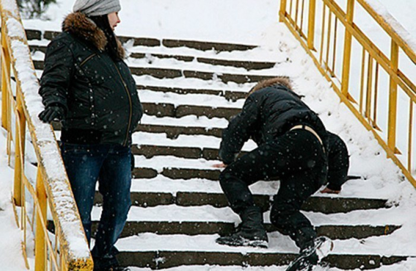 Камышане жалуются в соцсетях, что ото льда в городе не очищены даже лестницы в микрорайонах