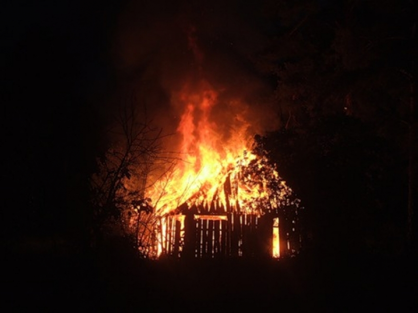 В Камышинском районе из-за неосторожного обращения с огнем сгорел сарай