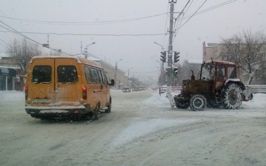 Администрация Камышина сообщает, что сразу после начала снегопада дорожно-коммунальные службы приступили к расчистке улиц