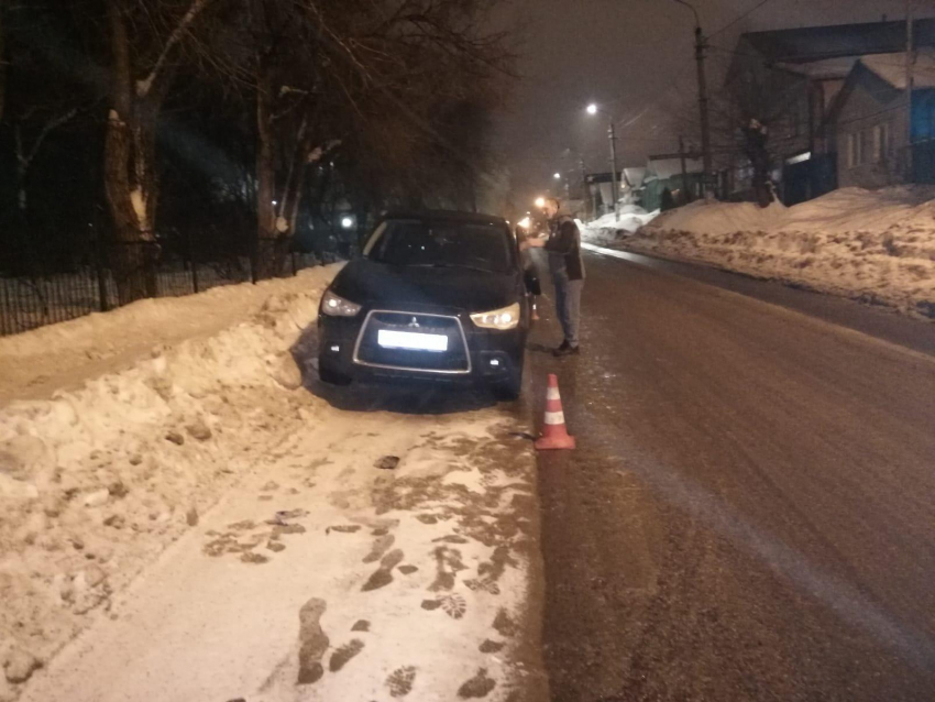 Полиция Камышина ищет водителя, «помявшего» припаркованную на улице Калинина иномарку и сбежавшего