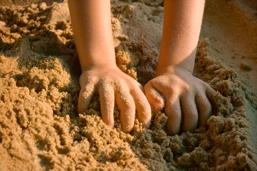 Шок: 9-летний школьник задохнулся насмерть под грудой песка на площадке у дома