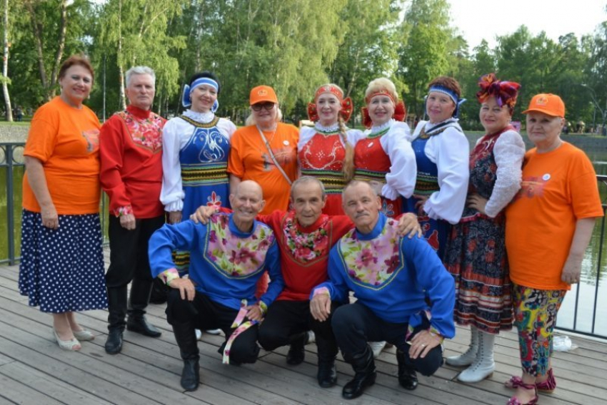 Ветераны-танцовщики из Камышина «доложили» главе города Владимиру Пономареву, как они «фестивалили» в Татарстане