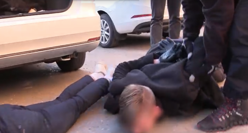 Как в Волгограде оперативники положили «лицом в асфальт» троих 18-летних друзей после убийства ими продавца приставки (ВИДЕО)