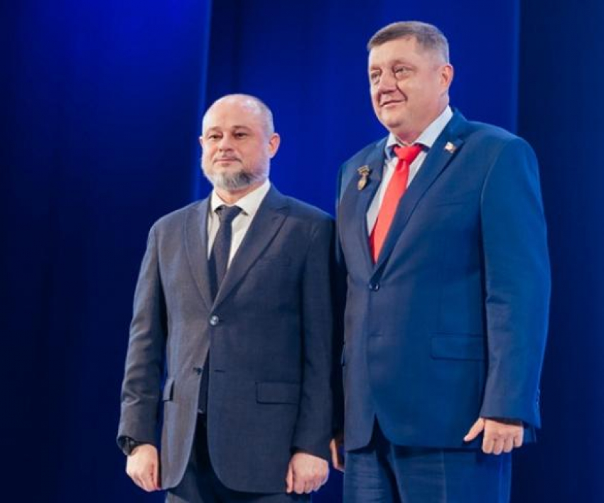Создатель сети «Блокнот» Олег Пахолков удостоен Знака Почета «За заслуги перед Волгодонском": награду вручил экс-начальник волгоградского Главка МВД, а ныне мэр Дмитрий Вельможко (ВИДЕО)