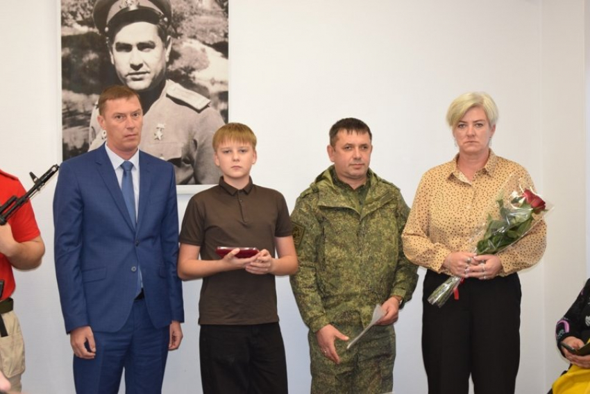 Награды погибших героев СВО передали их родным в Камышине