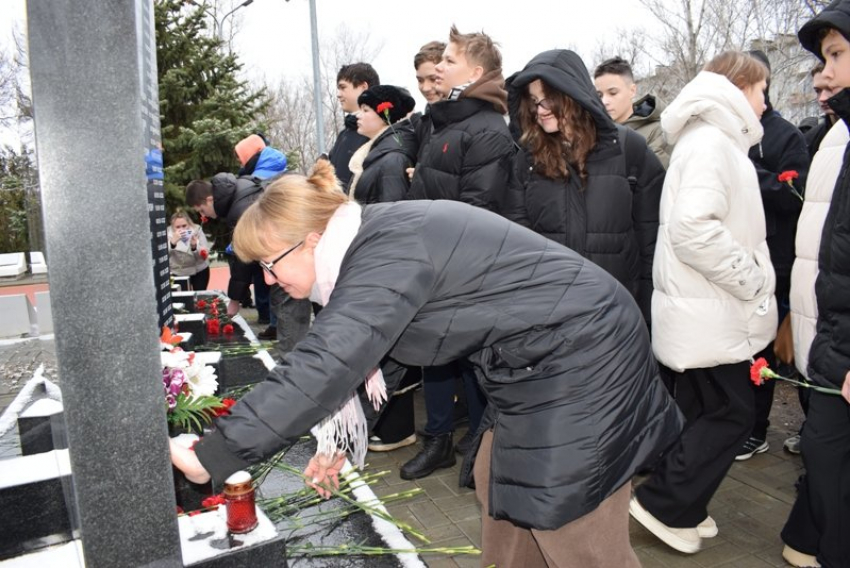 В Камышине в День Героев Отечества легли цветы к мемориалам...