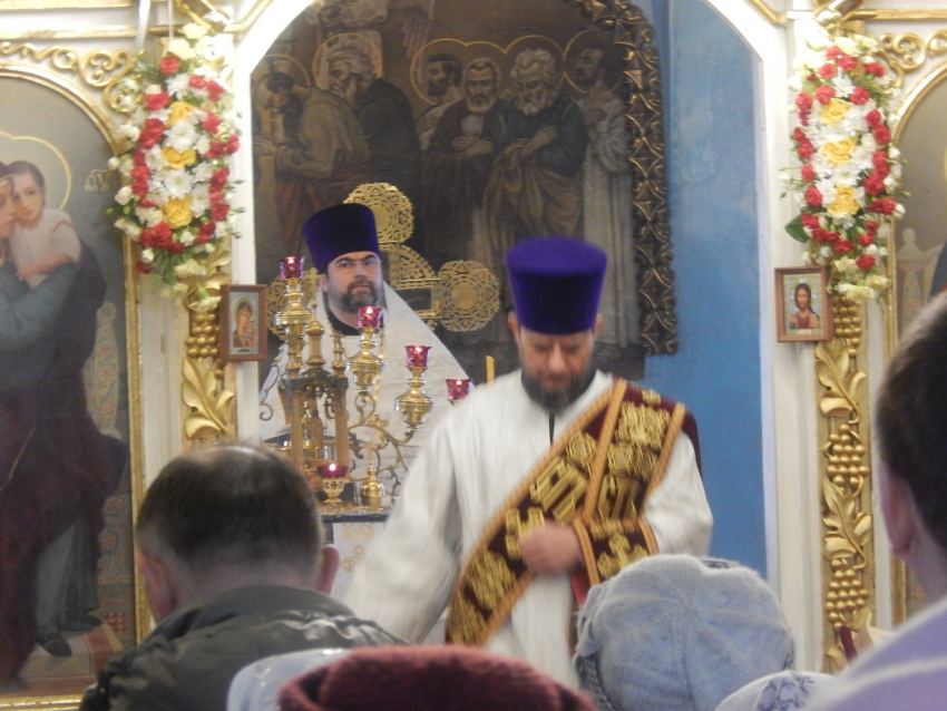 В Никольском соборе Камышина в Рождество православные  горожане с утра молились и поздравляли друг друга
