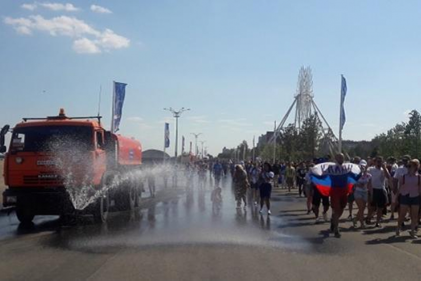 В Волгограде поливальные машины провели перед матчем купание в питьевой воде для болельщиков как процедуру «антижара"