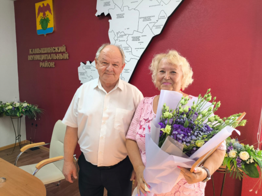 Глава Камышинского муниципального района Алексей Самсонов тепло поздравил на административной планерке особую юбиляршу
