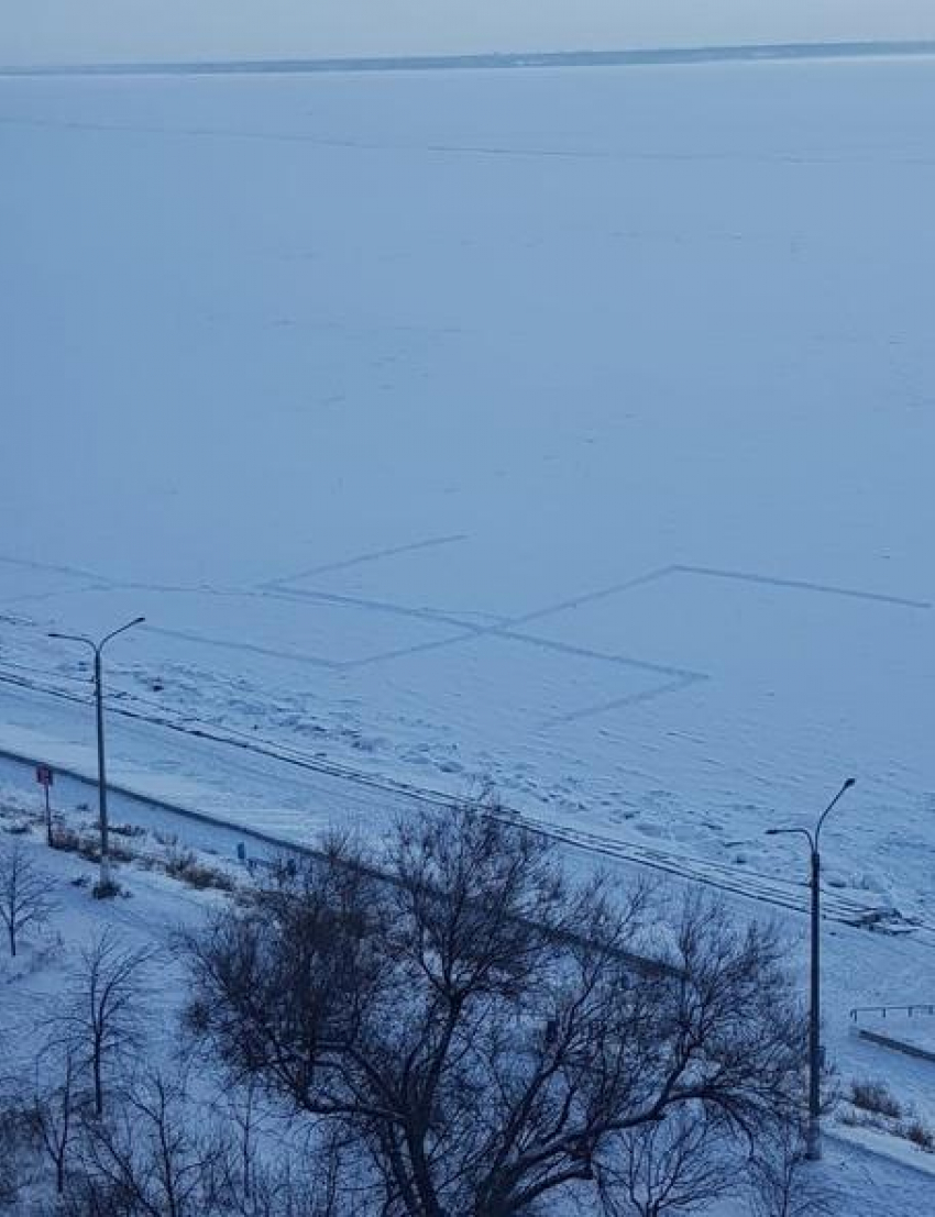 Камышане обсуждают свастику на снегу, нарисованную на застывшей Волге в 6-м микрорайоне