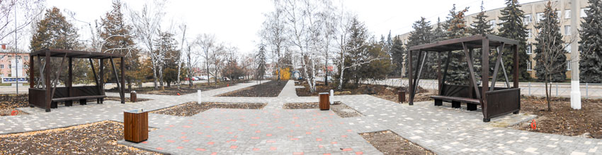 В Камышине на реконструируемой площади Павших борцов появились скамейки под навесами