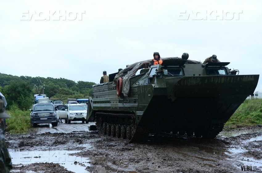 Военные держат наготове плавающие транспортеры для эвакуации жителей Волгоградской области из затопленных районов