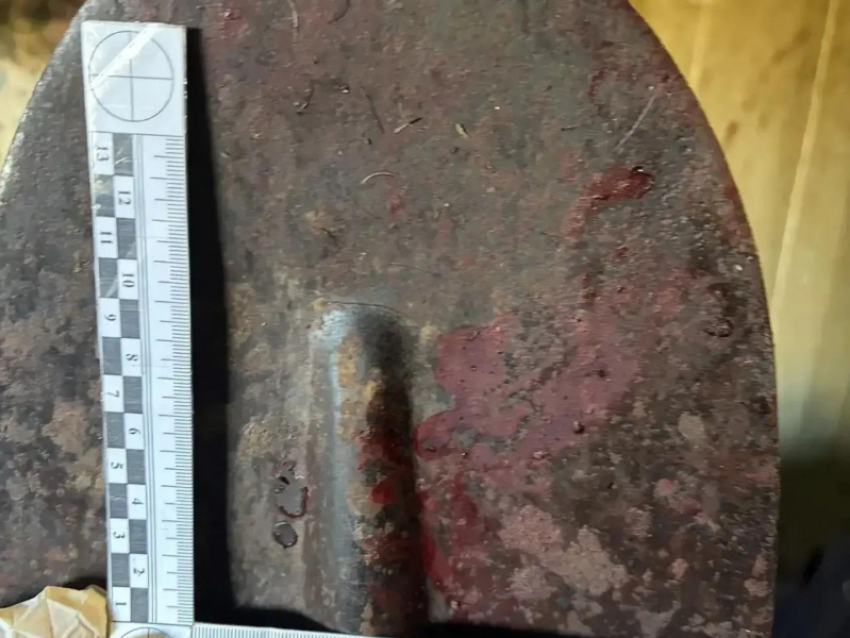 В Жирновске оперативники уголовного розыска задержали пенсионера, чуть не убившего 44-летнего собутыльника лопатой