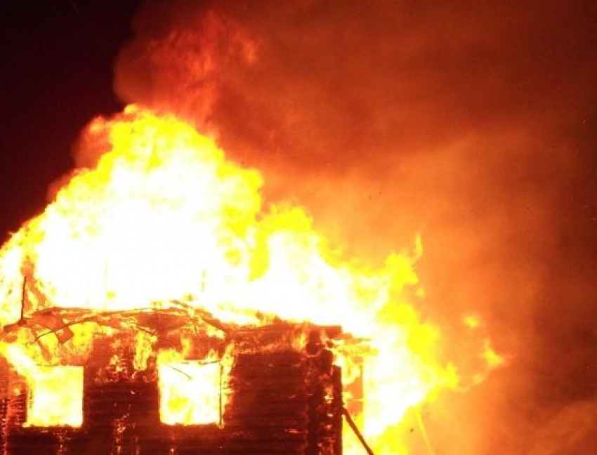 В городе Петров Вал Камышинского района сгорел нежилой дом