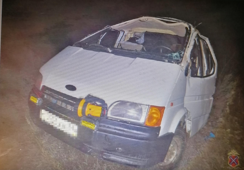 На трассе между Жирновском и Камышином «Форд» улетел в кювет, водителя забрала «скорая"