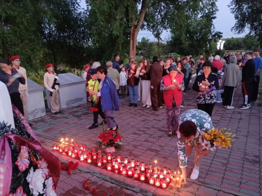 Море свечей зажгли в селе Антиповка Камышинского района перед рассветом 22 июня