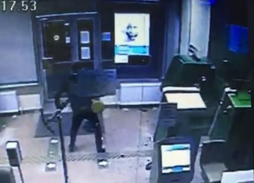 20-летний парень взломал банкомат в офисе Сбербанка... электросамокатом (ВИДЕО)