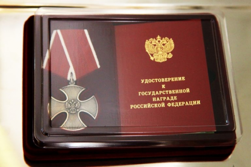 Награду героя СВО Сергея Шеина передали его сыну в Камышине