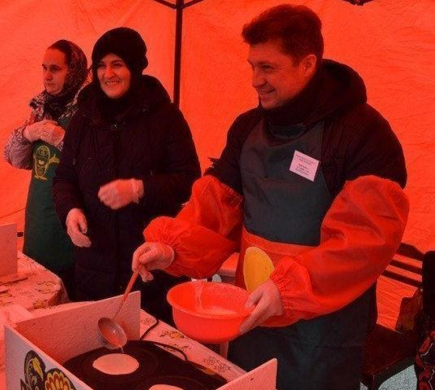 В Волгограде гостям Масленицы пообещали бесплатные блины просто так, а в Камышине - только в качестве призов за участие в конкурсах
