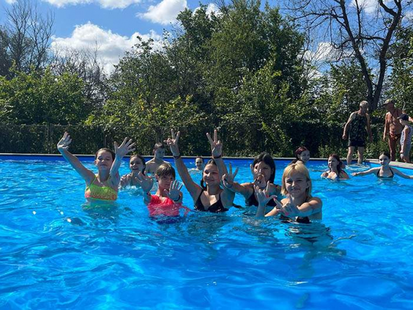 Администрация Камышина к самому концу «раскаленного» лета похвалилась, что в детском загородном лагере «Солнечный» запустила бассейн
