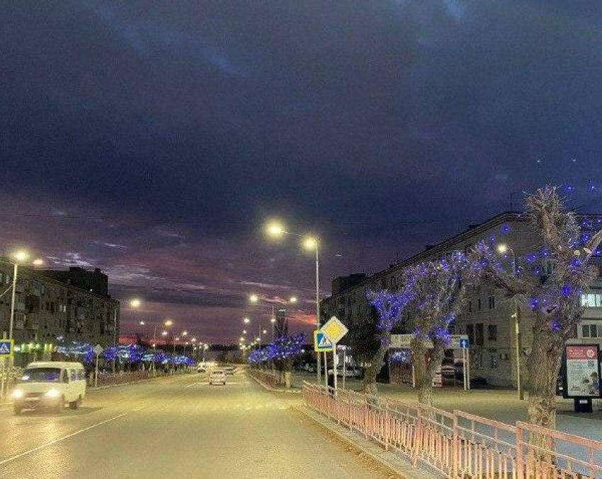 В Камышине учреждение «Благоустройство» показало, как зажглись центральные улицы новогодней иллюминацией