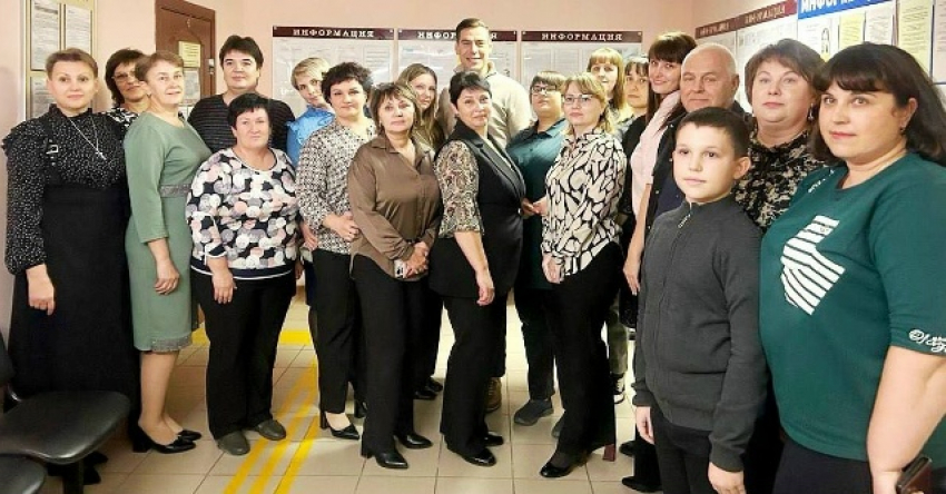 В соседнем с Камышинским - Ольховском районе селяне сфотографировались с  актером Дмитрием Дюжевым