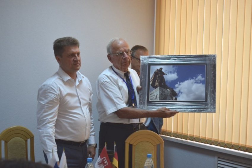 Руководитель делегации школьников из Германии, прибывшей в Камышин, смело подарил принимающей стороне картину с репродукцией памятника советскому воину