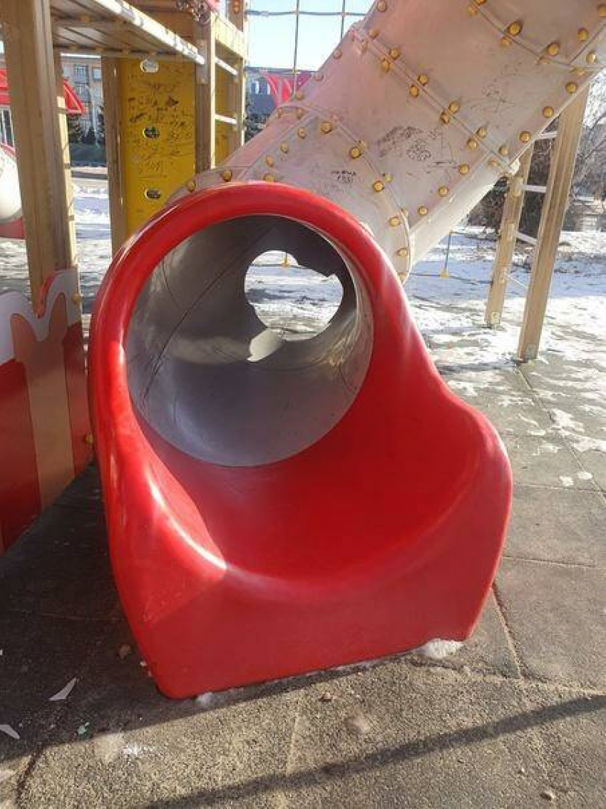 Камышане показали в соцсетях, как опасно кто-то продырявил горку в самом посещаемом детском городке на улице Ленина