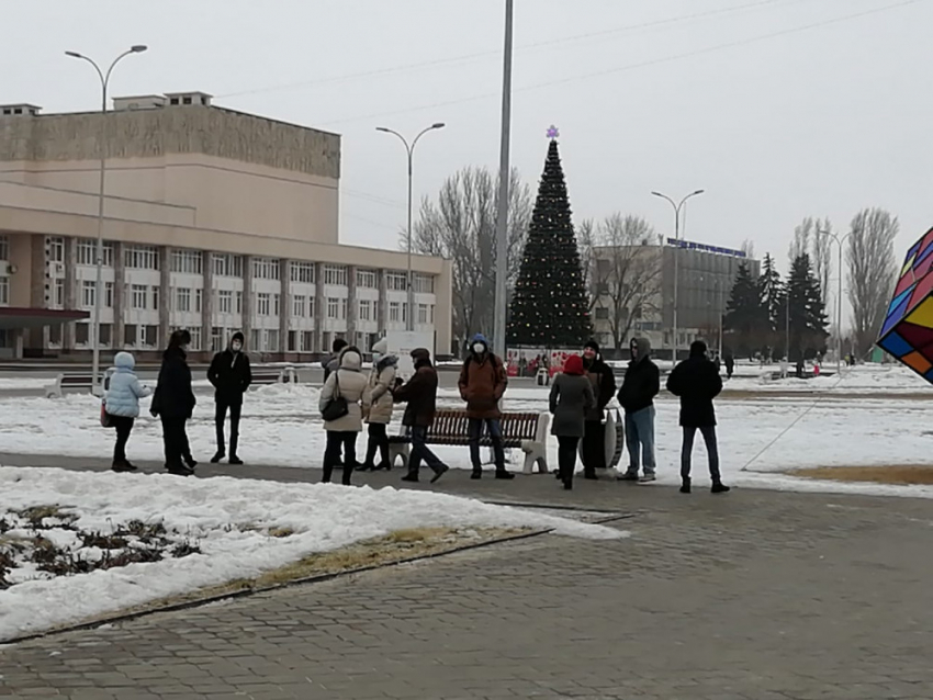Тихо, спокойно, у наряженной елки прошла несанкционированная акция в городе-спутнике, - «Блокнот Волжского"