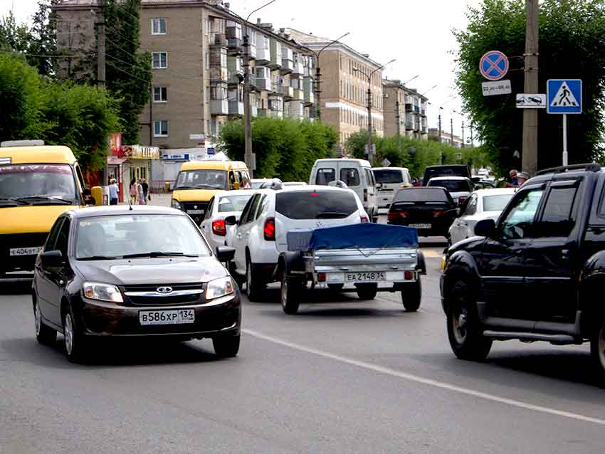 В Камышине у председателя городской думы Владимира Пономарева самые скромные «автомобильные» предпочтения среди коллег с «железными конями"