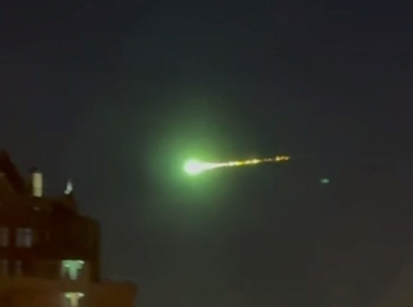 Зелёный огненный шар над Москвой! Нечто пронеслось по небу — метеорит, НЛО или что-то иное?