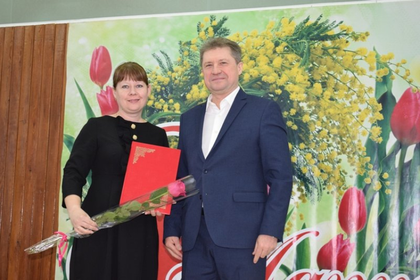 На сцену в Камышине вышел с поздравлениями, розами и улыбками глава Станислав Зинченко 